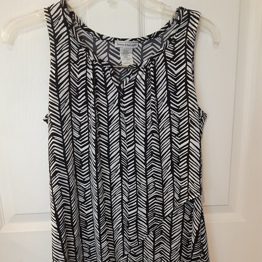 Bleeker & McDougal  Size Small Pettie Black & White Sleeveless Blouse